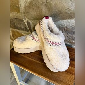 UGG Tasman LTA Slippers Whitecap White Red Braid Puffy Mules Size 8 (women)